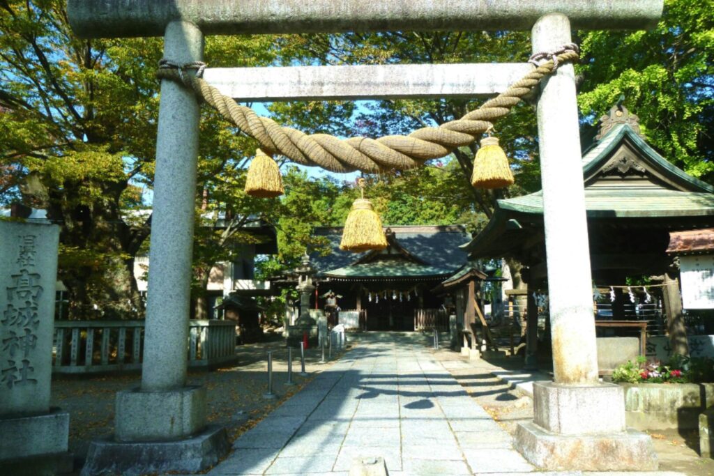 高木神社の胎内くぐり