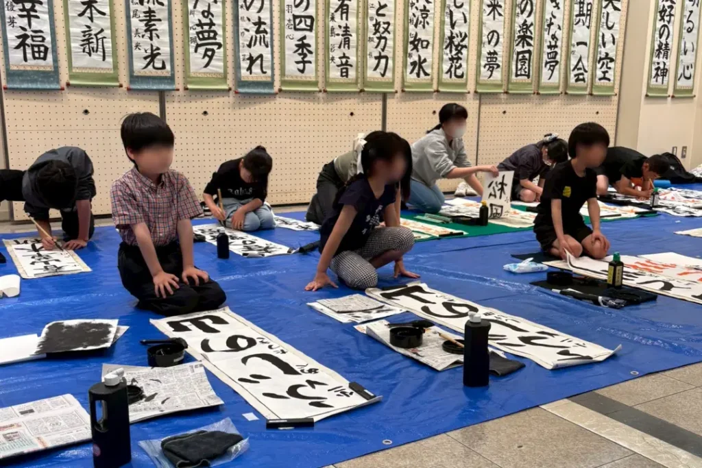 和香書道教室にかよう子供達の様子